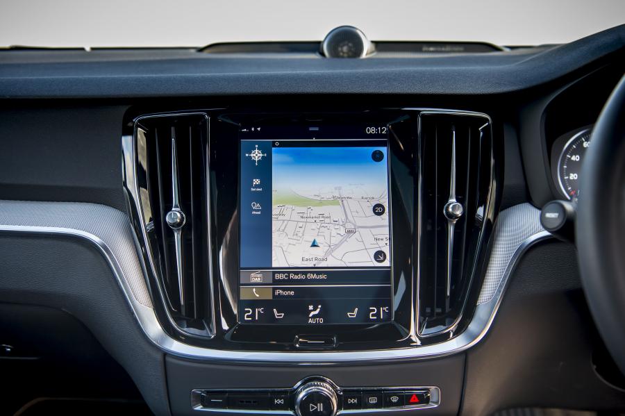 Детали интерьера Volvo V60 T8 R-Design 2019 года  (UK) (фото 9 из 32)